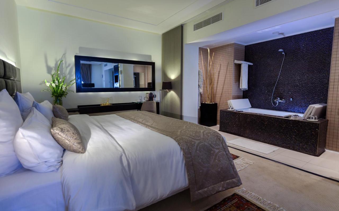 Deluxe Suite Spa Bath