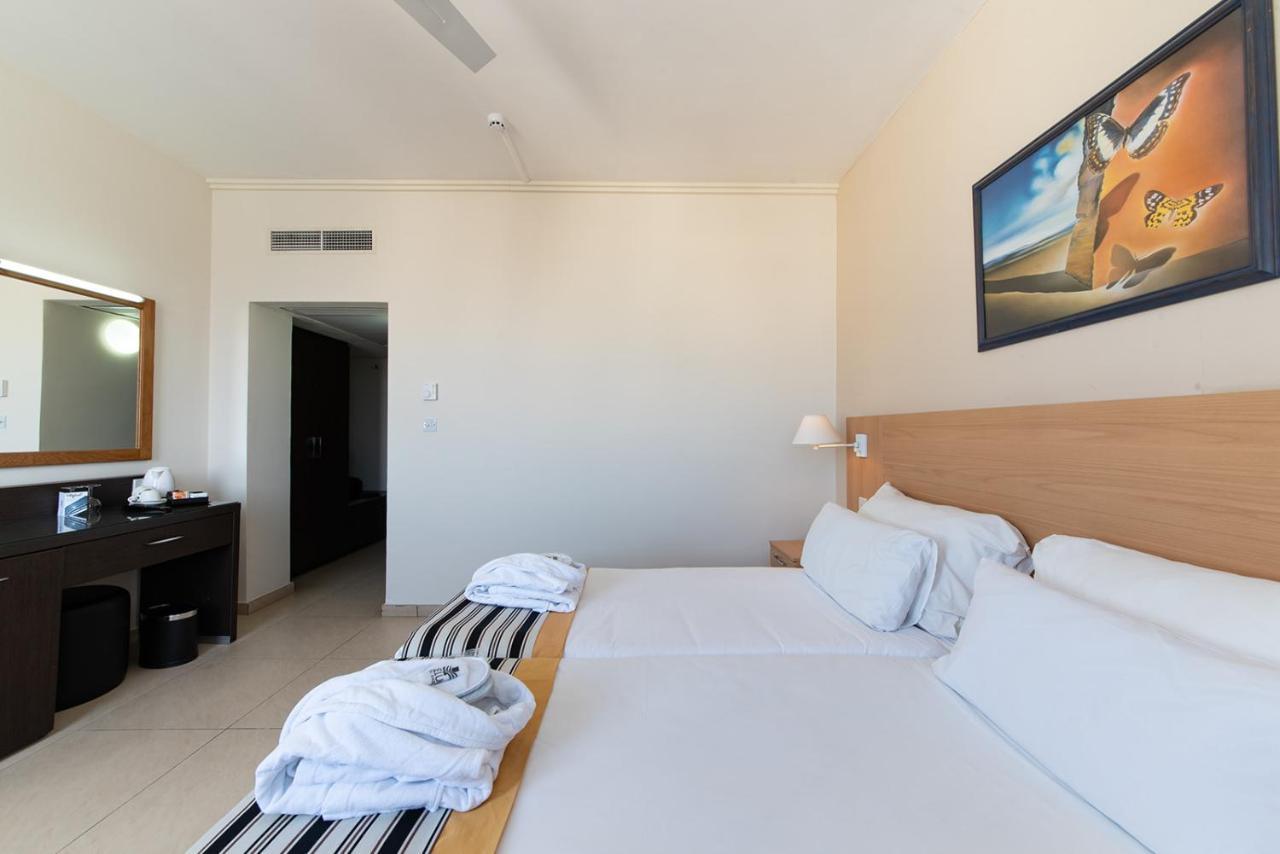 Quarto Econômico com 2 Camas de Solteiro