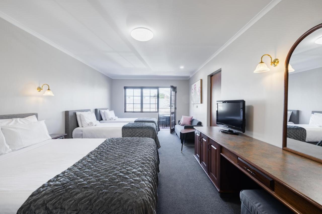 Deluxe Queen and Two King Singles with Spa and Balcony