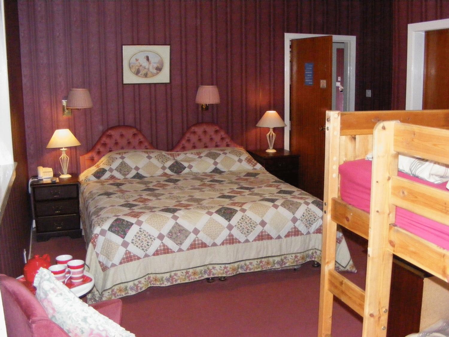 Quarto Familiar (2 Adultos + 3 Crianças)