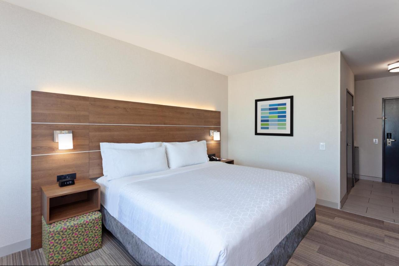 Standard King Room with Mobility Accessible Tub