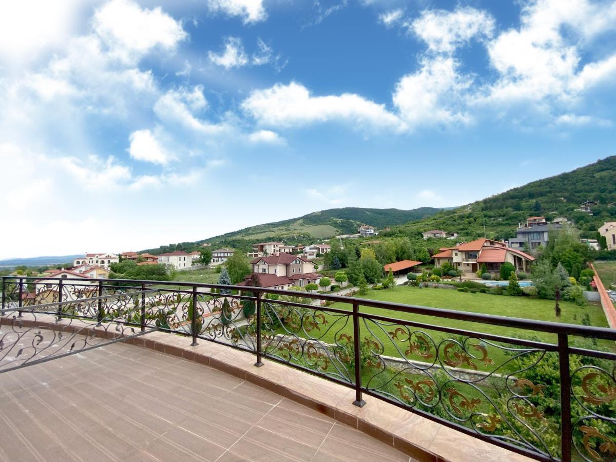Estudio con vistas a las montañas