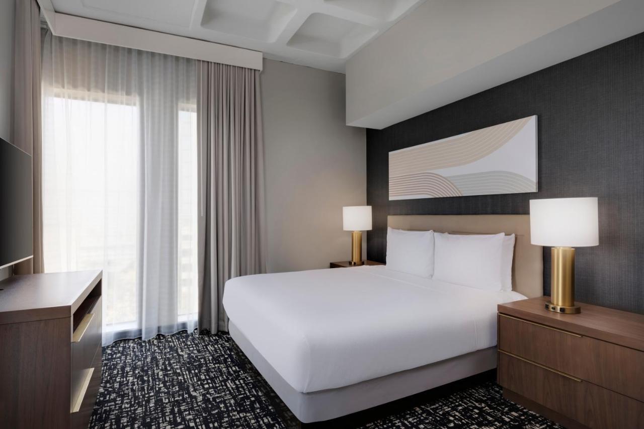 Accessible Den Guestroom or Tub | King Bed