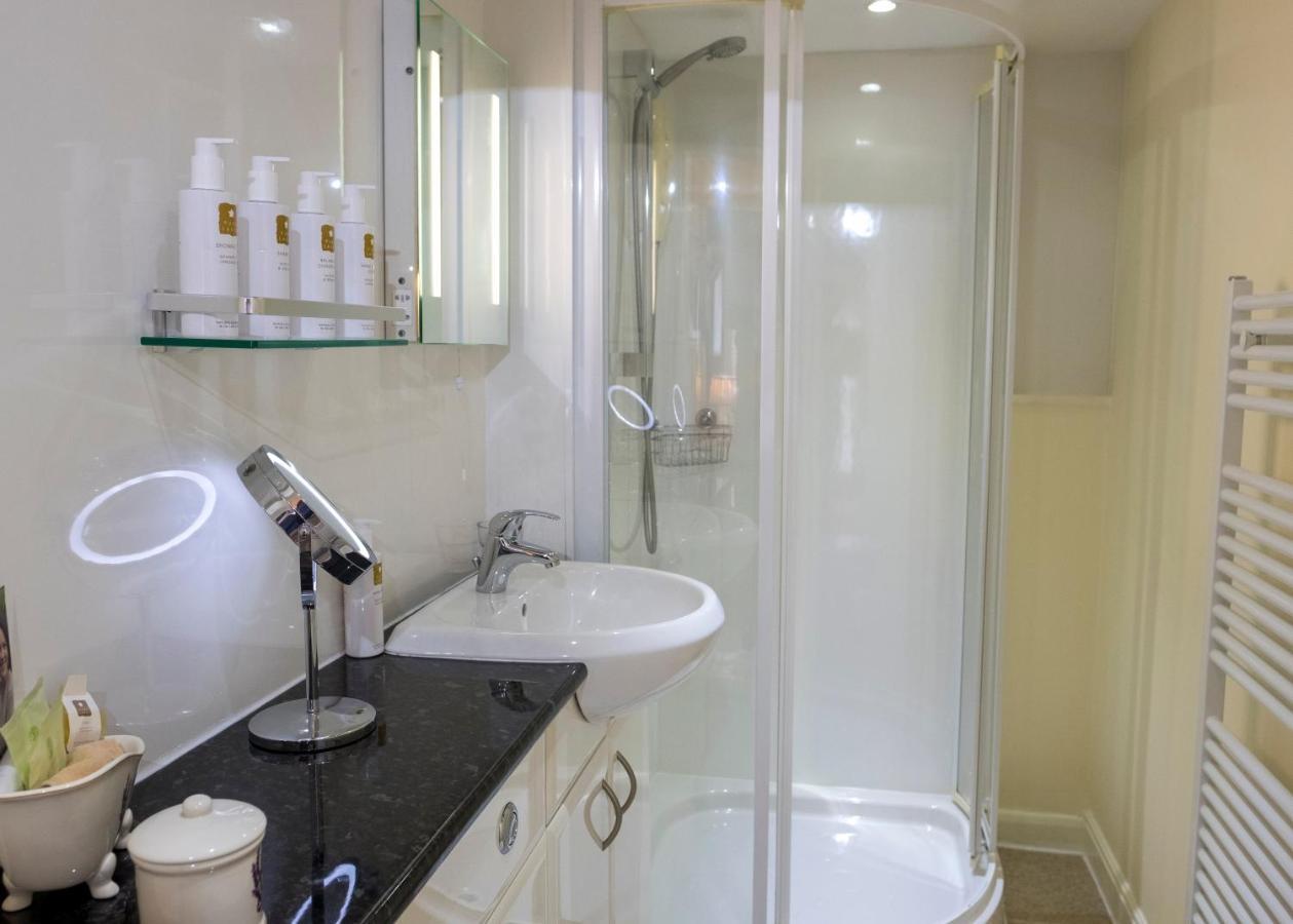 Deluxe Double Room Shower