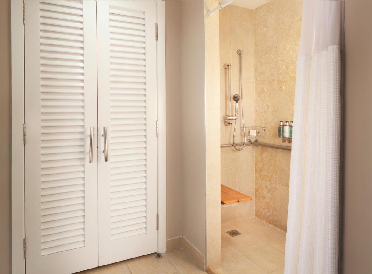 Lanai Queen Room Roll Shower