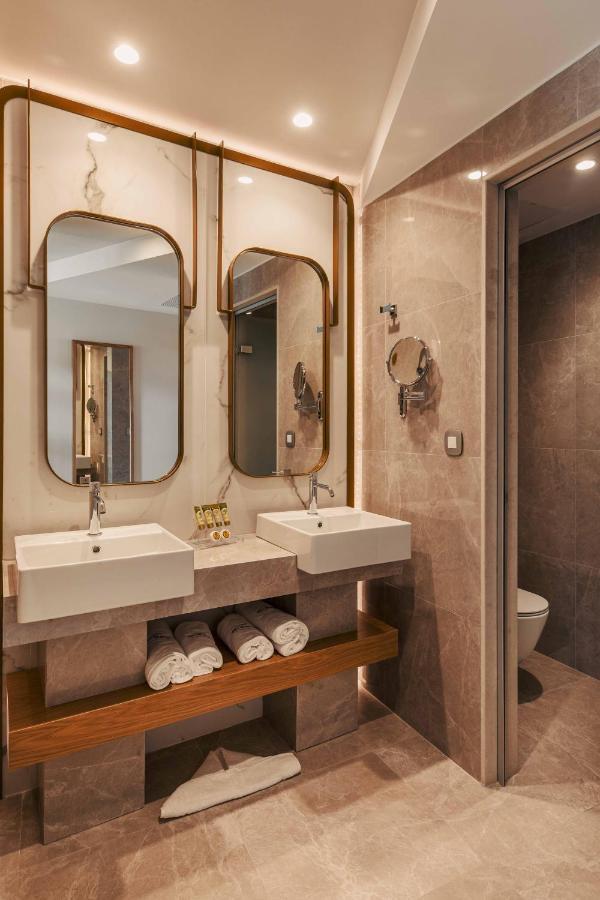 Deluxe Suite Spa Bath