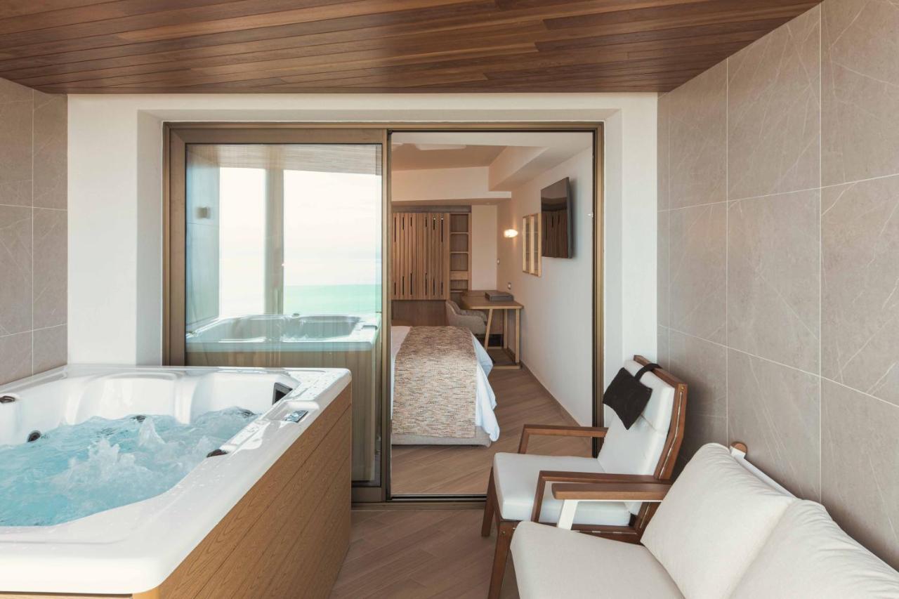 Deluxe Suite Spa Bath