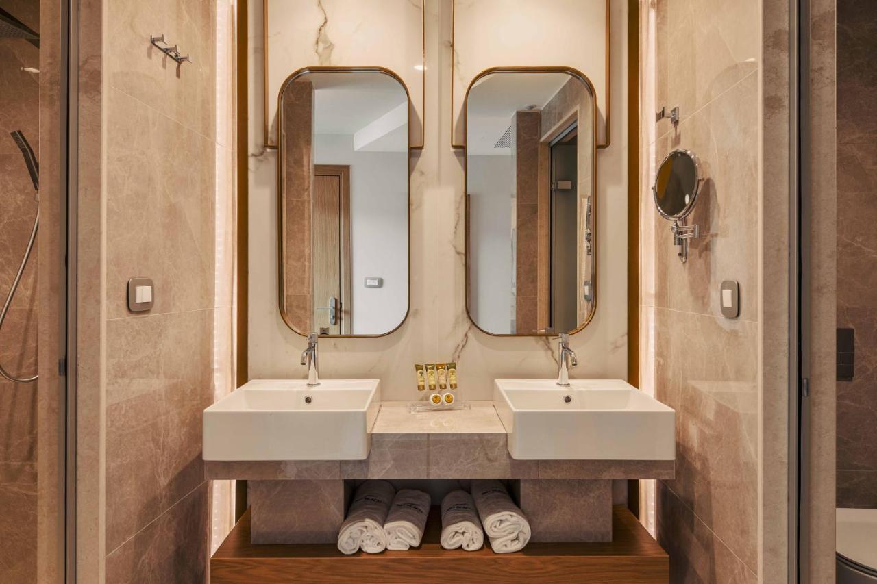 Deluxe Suite Spa Bath