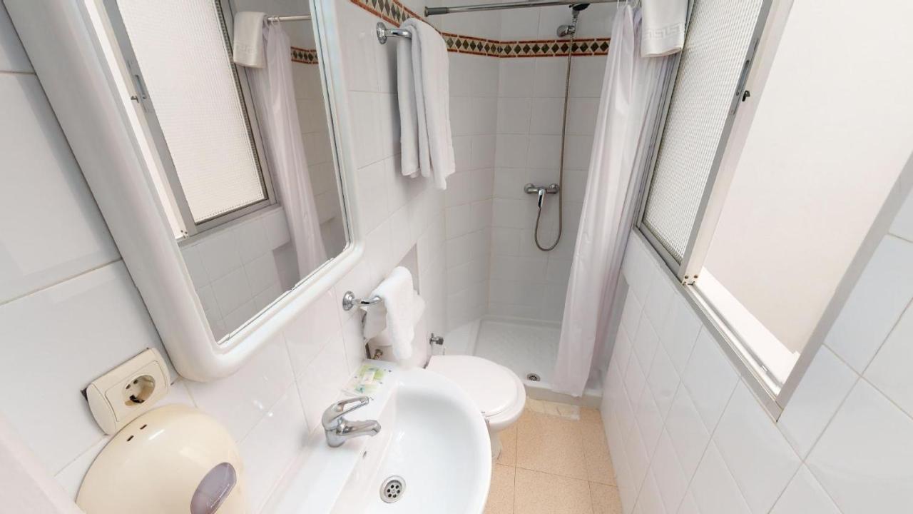 Twin Room Private Bathroom