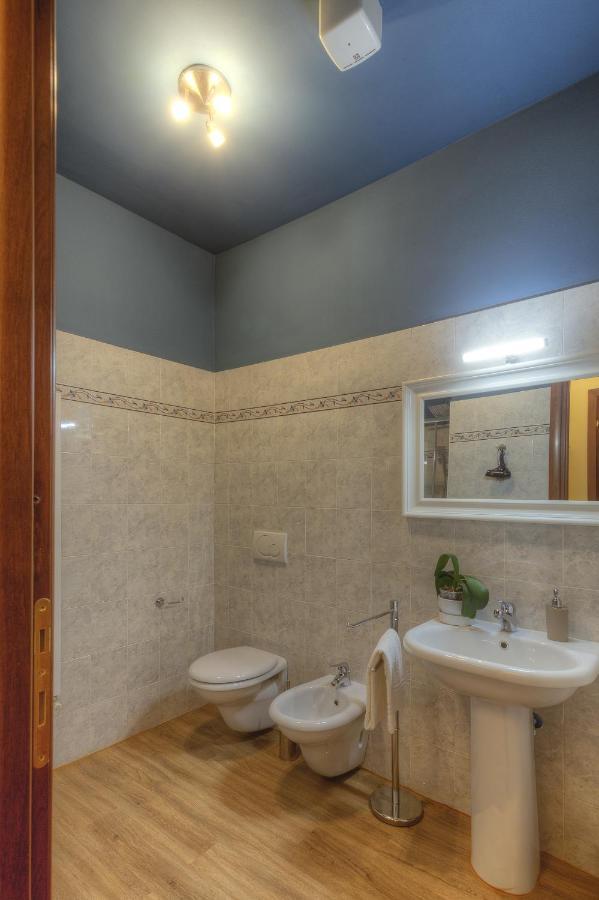 Habitación con cama grande y balcón