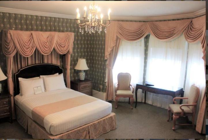 Deluxe Queen Room
