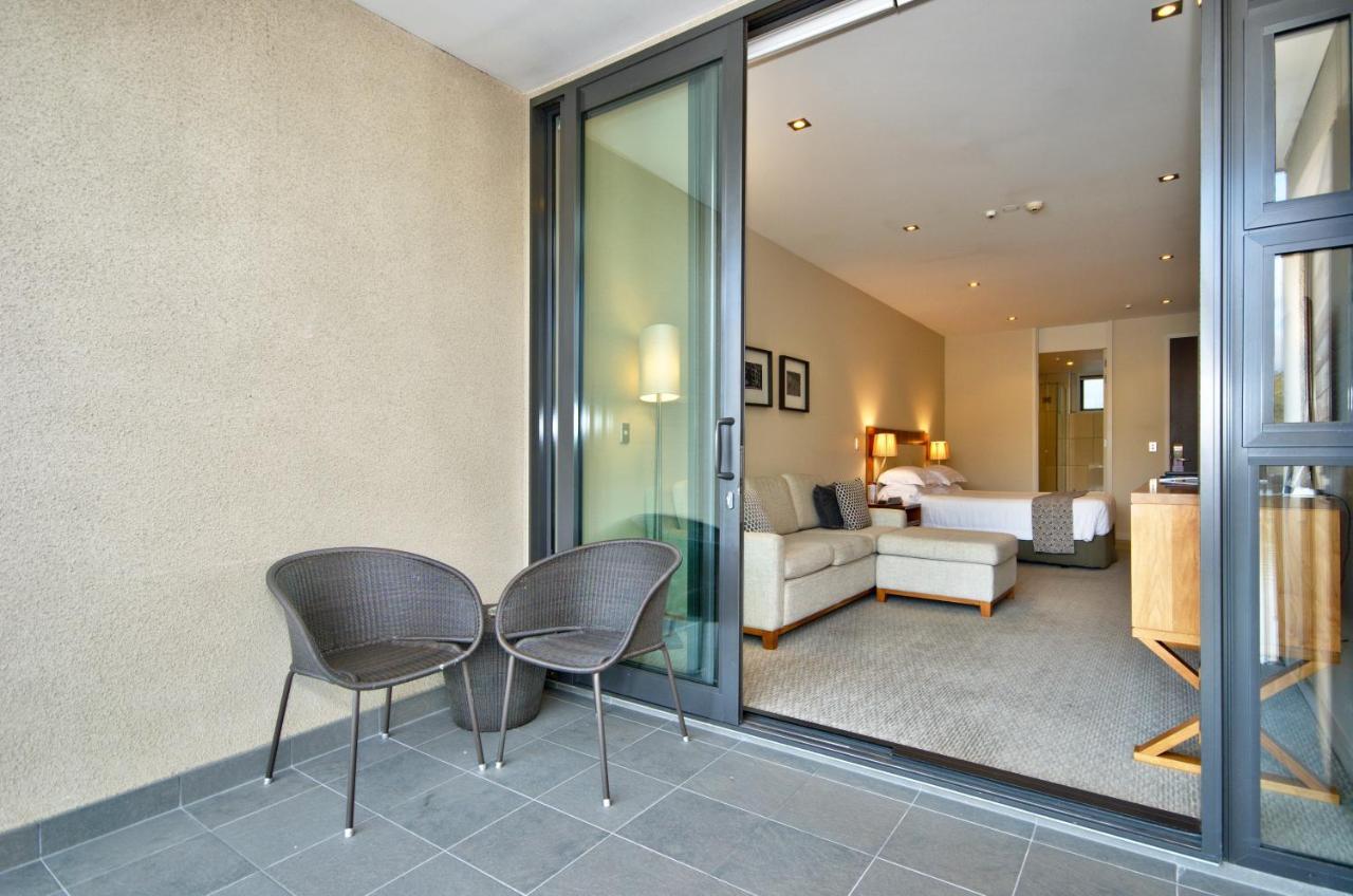 Zimmer mit Kingsize-Bett und Seeblick