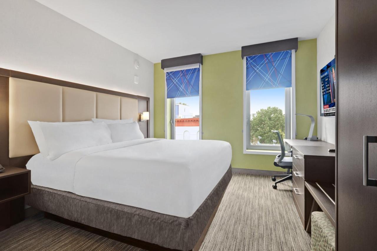 King Room Hearing Accessible or Non-Smoking