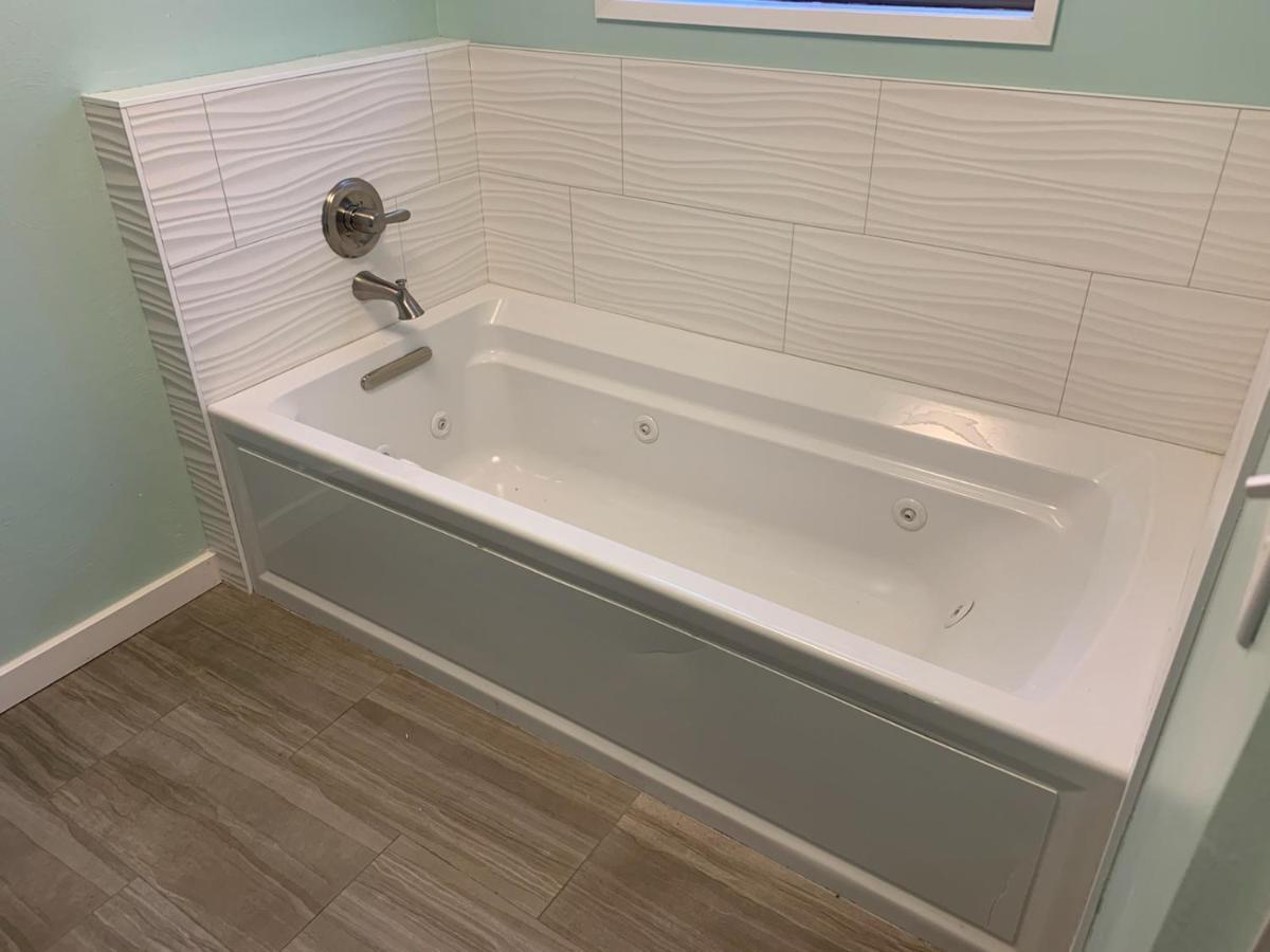 Queen Studio Jetted Tub