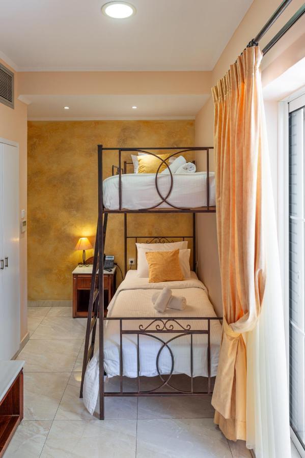 Quarto com 2 Camas de Solteiro em Beliche, Banheiro e Varanda