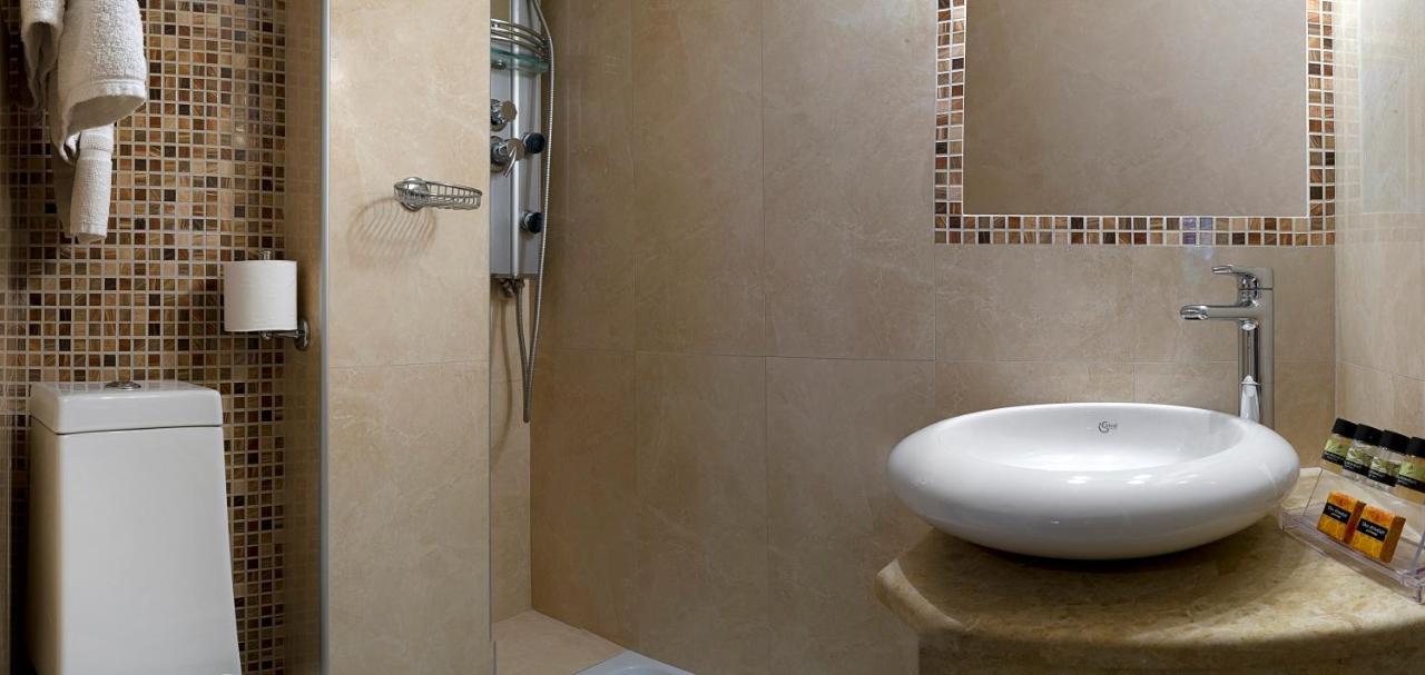 Double or Twin Room En Suite Bathroom