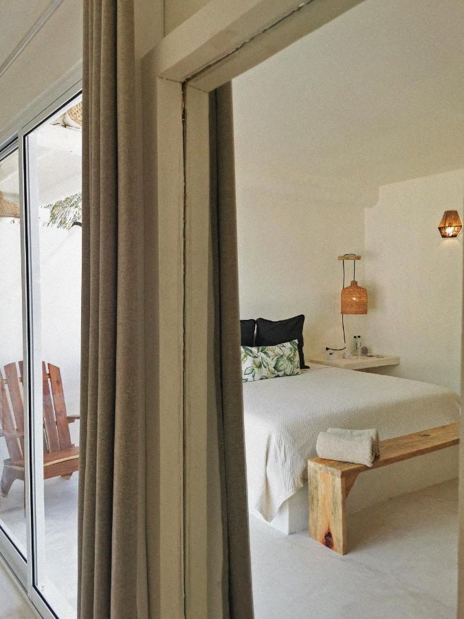Habitación con cama extragrande y vistas parciales al mar