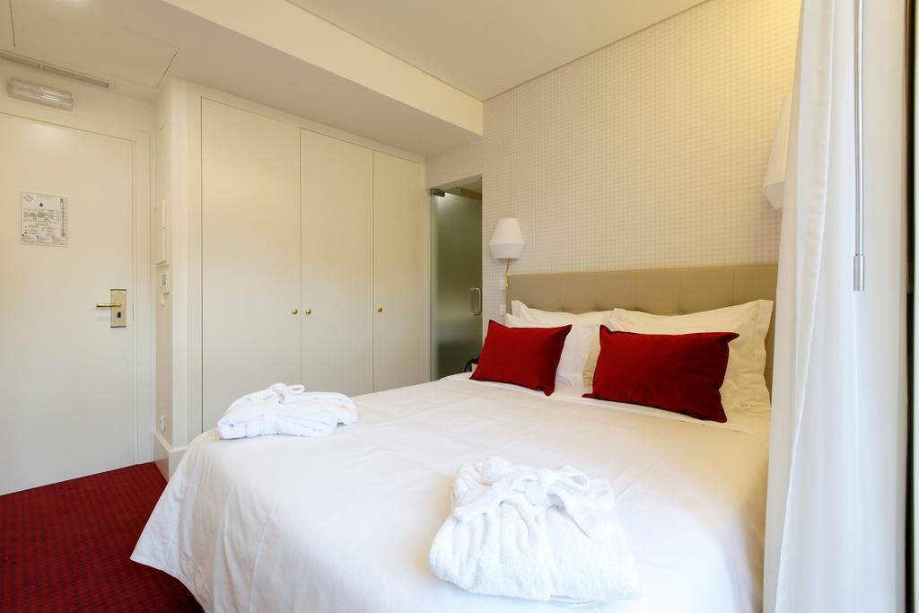 Mini Quarto com Cama de Casal ou 2 de Solteiro e Vista da Rua