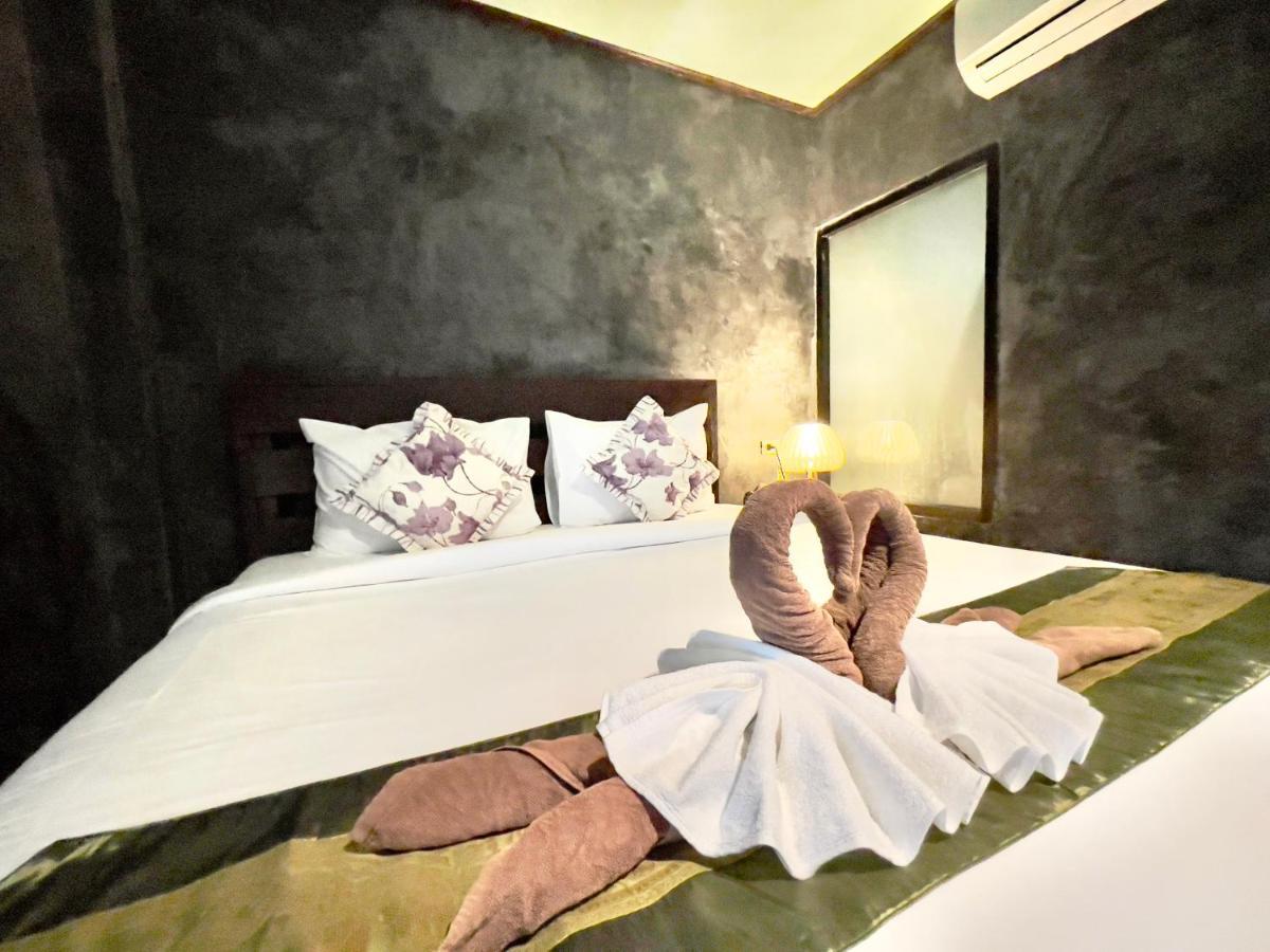 Zimmer mit Kingsize-Bett und Balkon