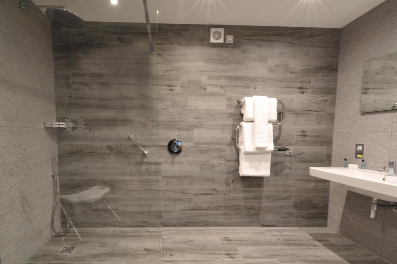 Deluxe Accessible Guest Room