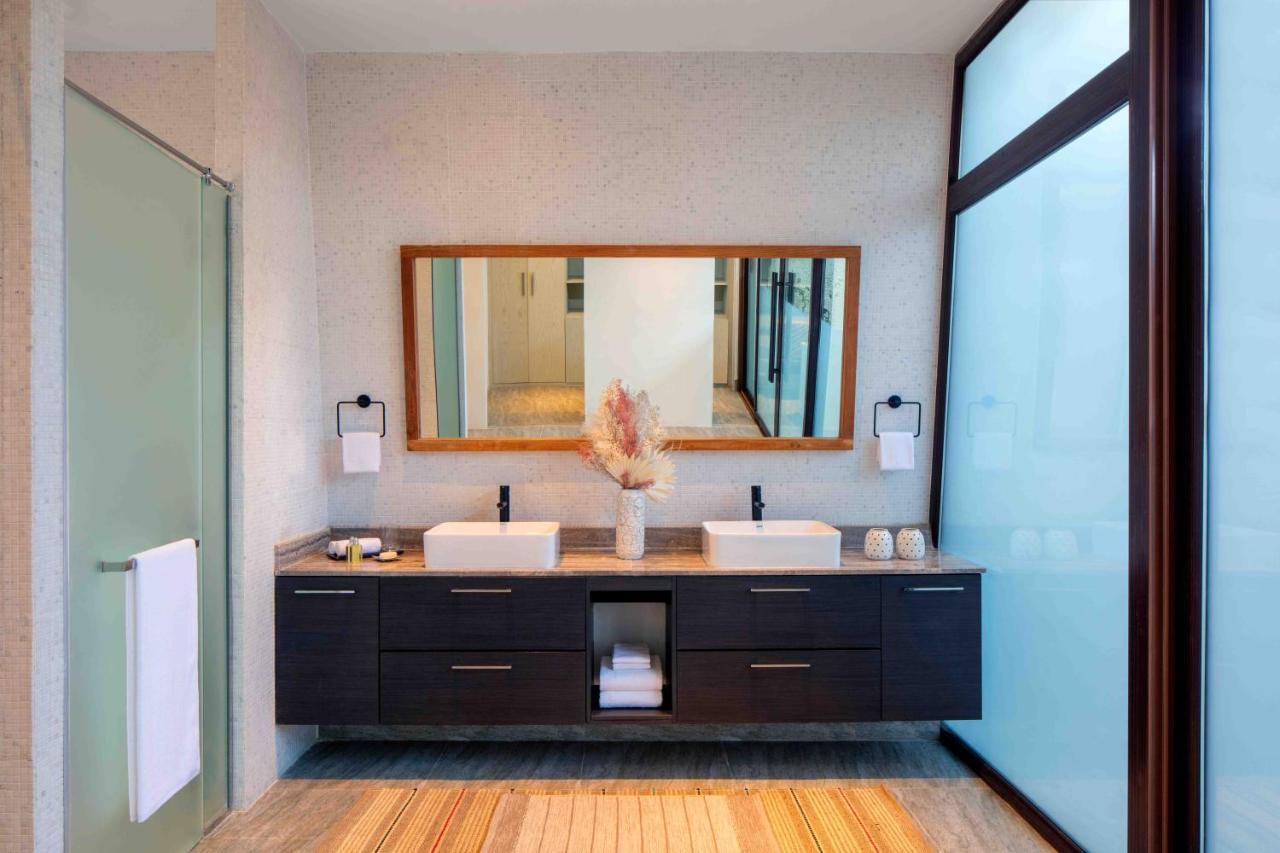Deluxe Ocean View Suite