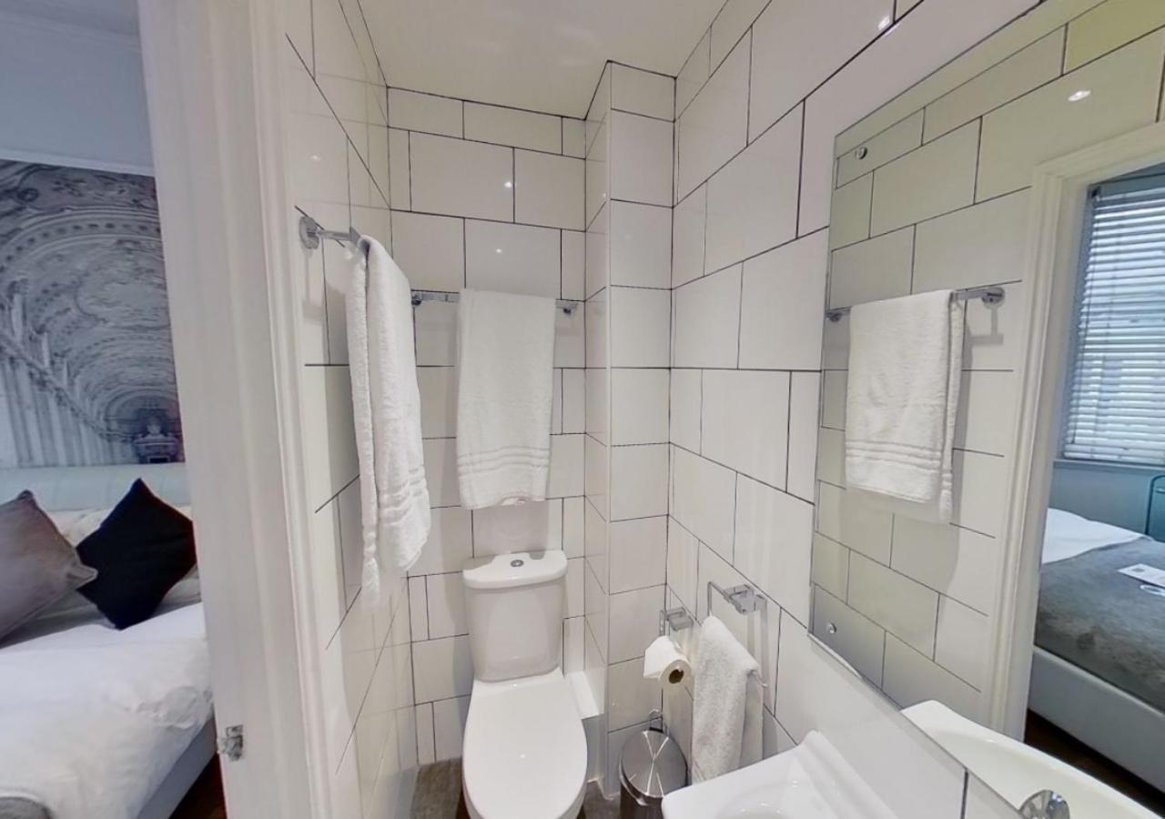 Deluxe Double Room Shower
