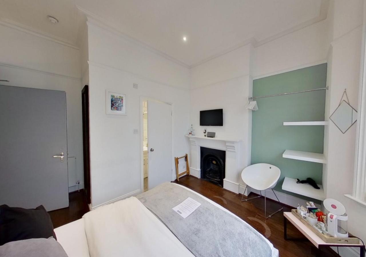 Deluxe Double Room Shower