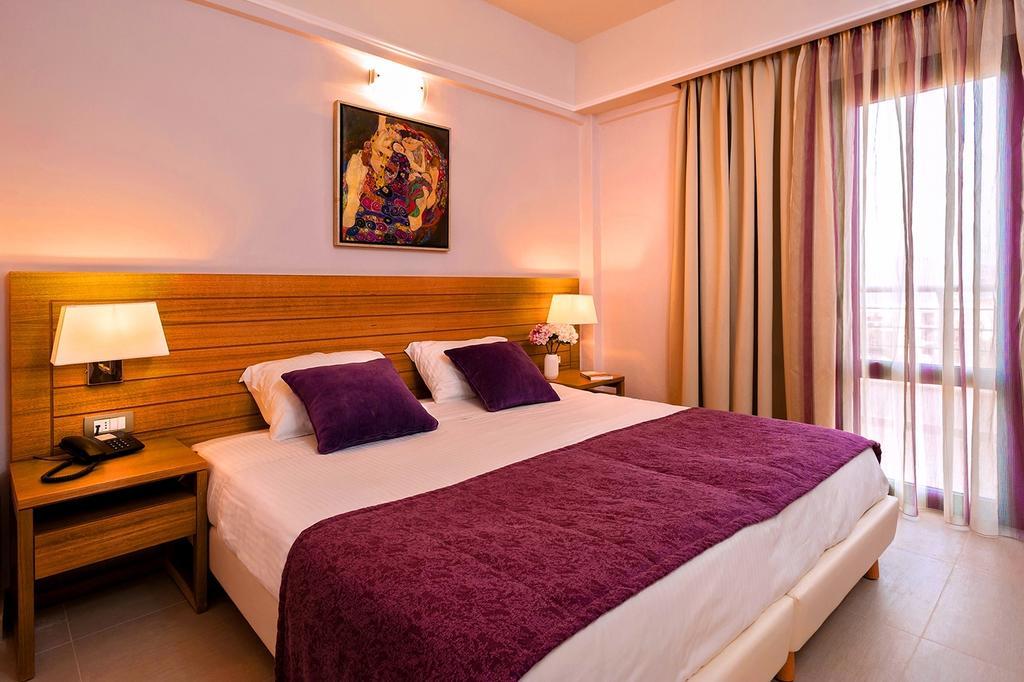 Double Room Pool or Garden View