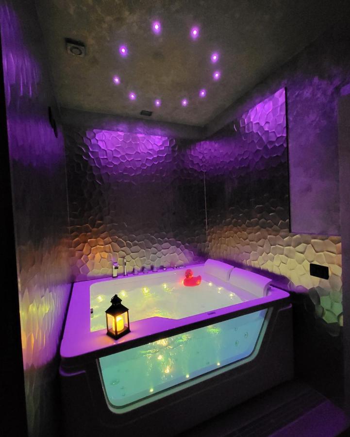 Chambre Lit Queen-Size de Luxe avec Bain à Remous