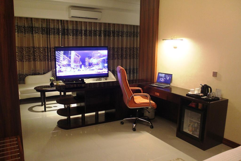 Crown Jacuzzi Suite,119042206:JPEG