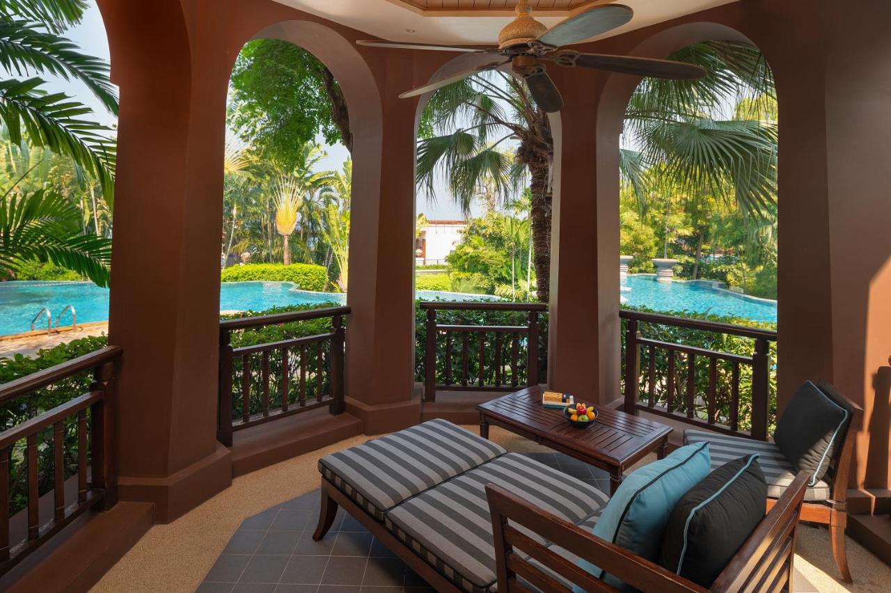 Junior King Suite with Pool/Club Lounge Access
