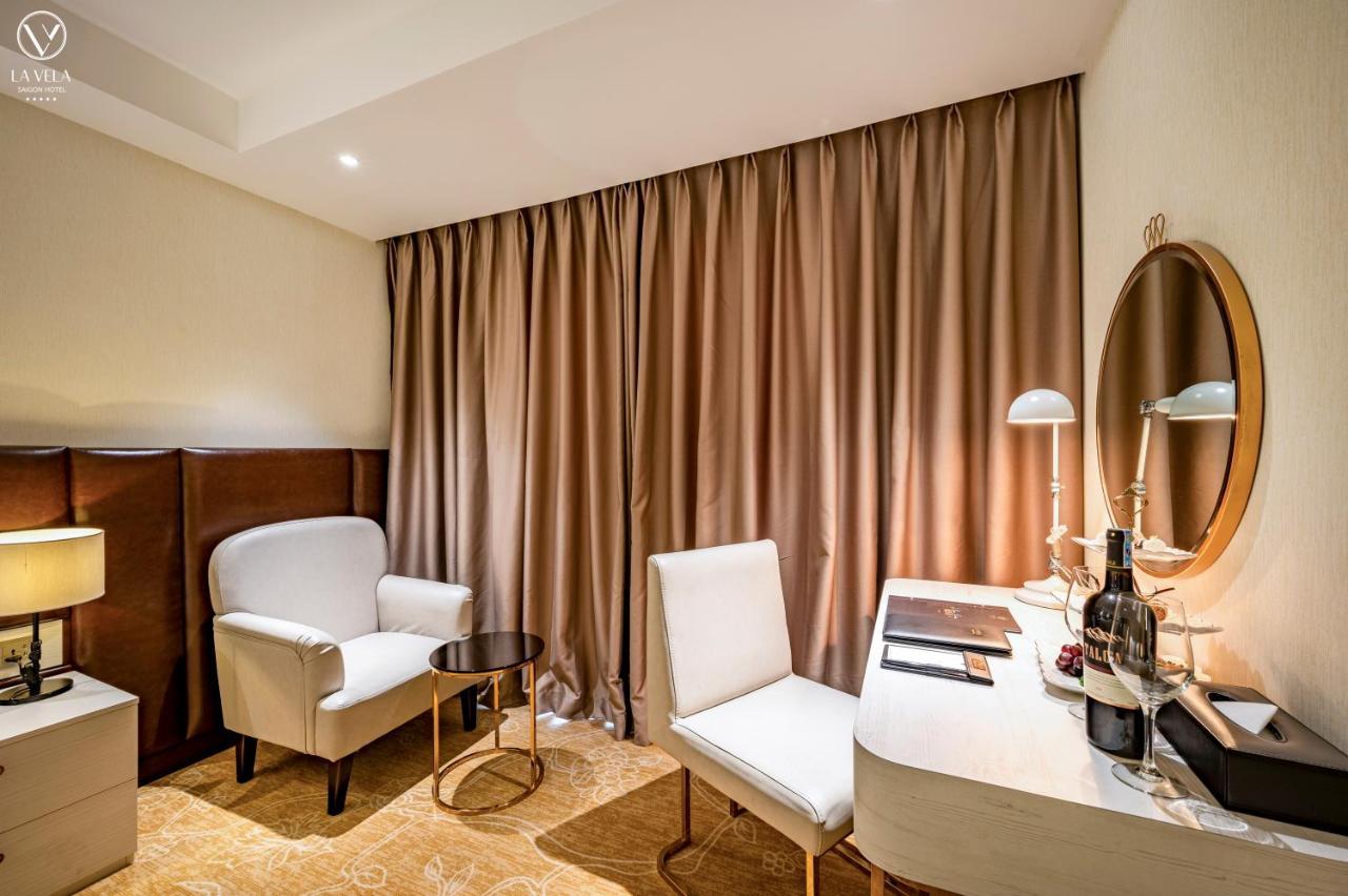 Premier Deluxe King Room – Balcony City View