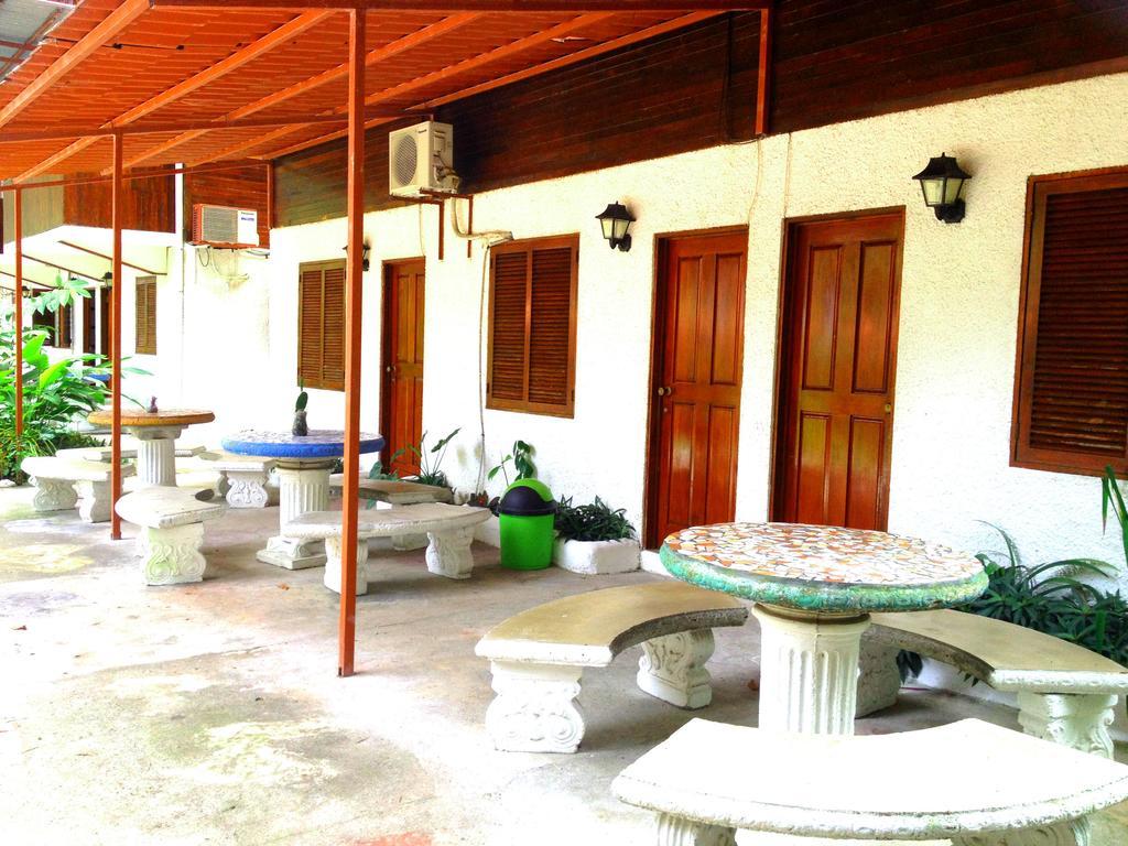 Habitación con cama extragrande y sofá cama