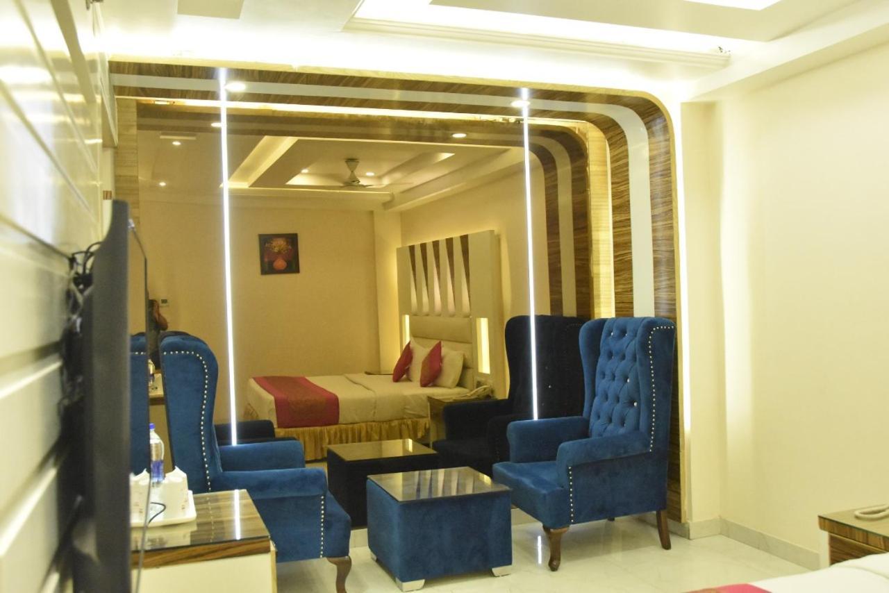 Luxury Suite With Bathtub Free Wi-Fi and 1 Complimentary Snack Basket