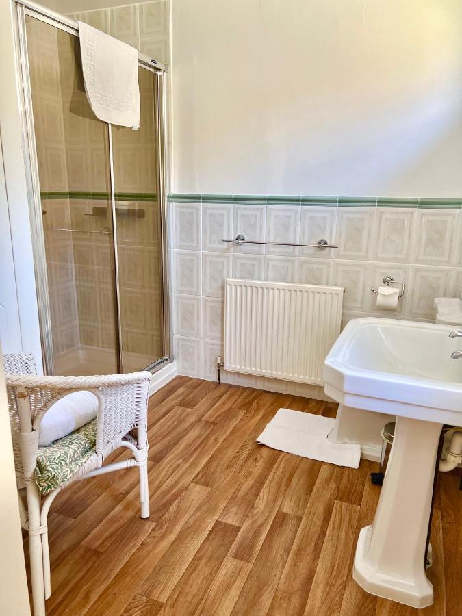 Deluxe Double Room Shower