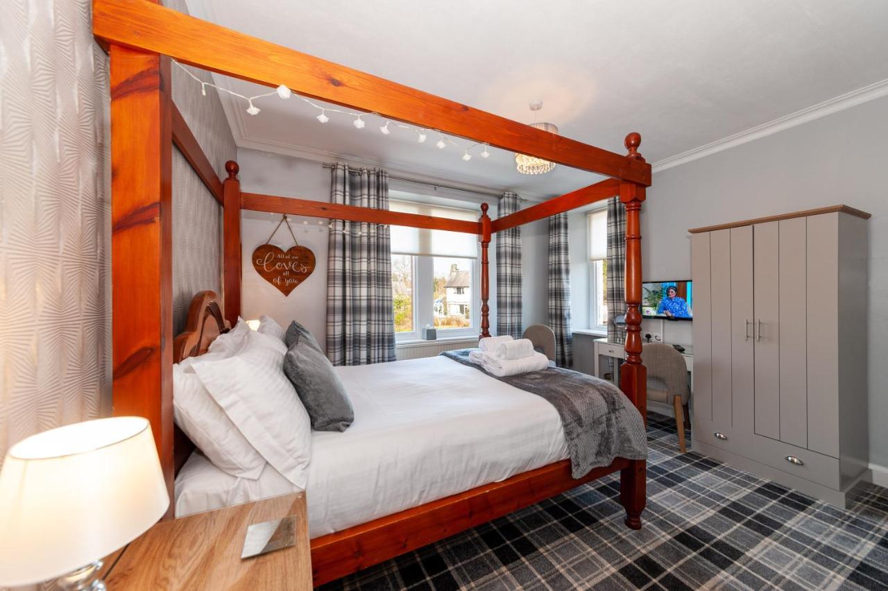 Superior Double Room Four-Poster Bed 2