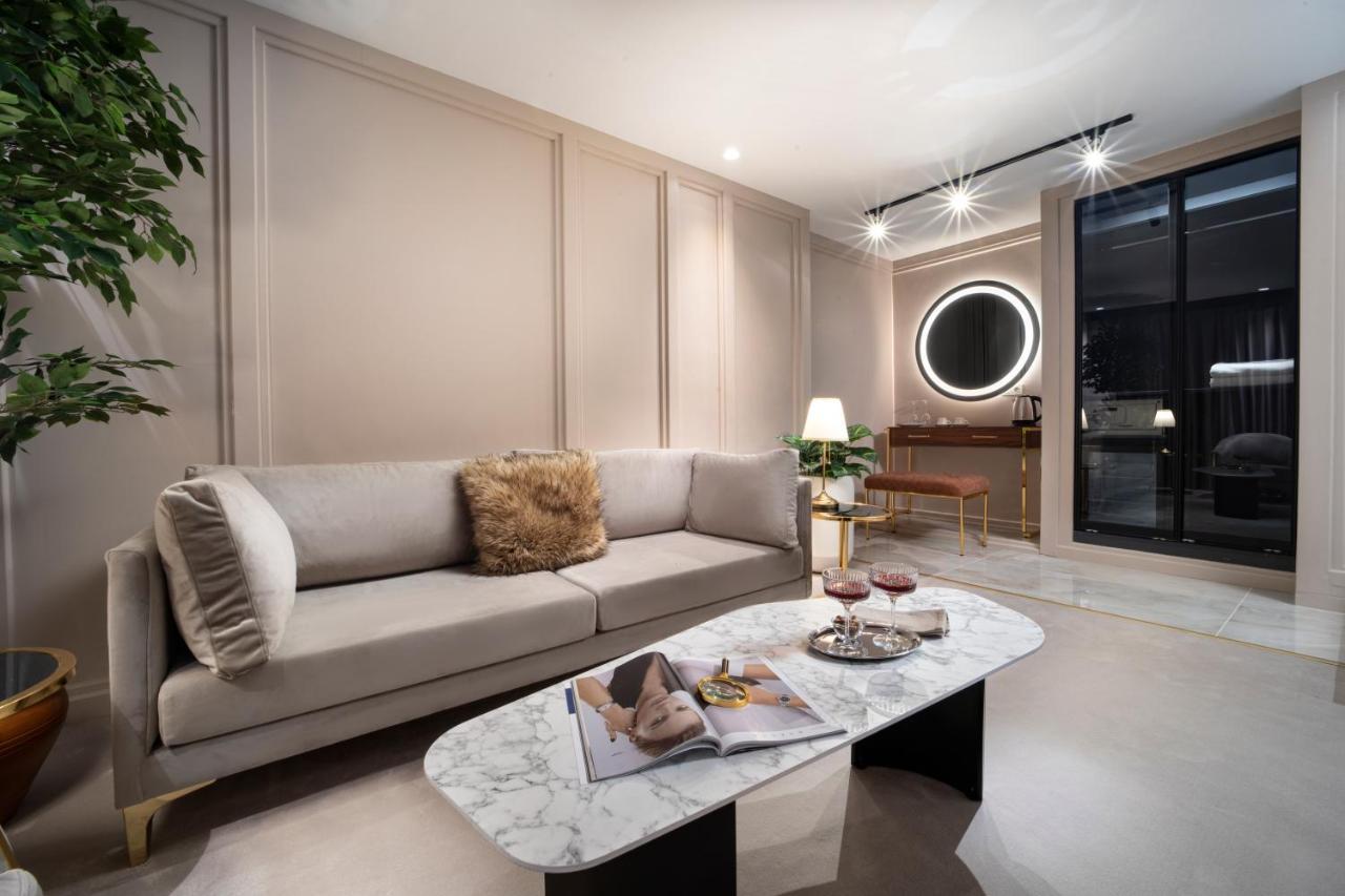 Executive Junior Suite Bathtub & Fireplace