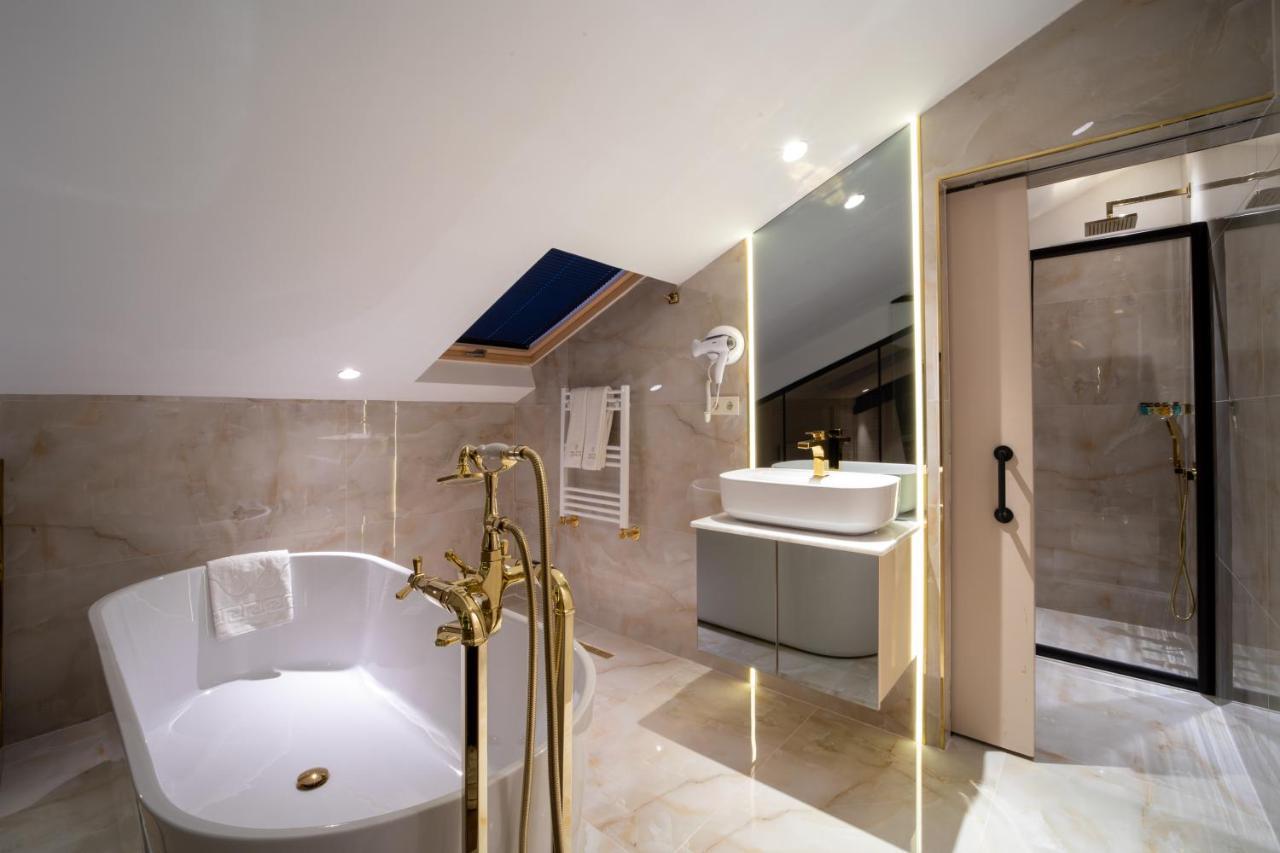 Executive Penthouse Suite Fireplace & Bathtub