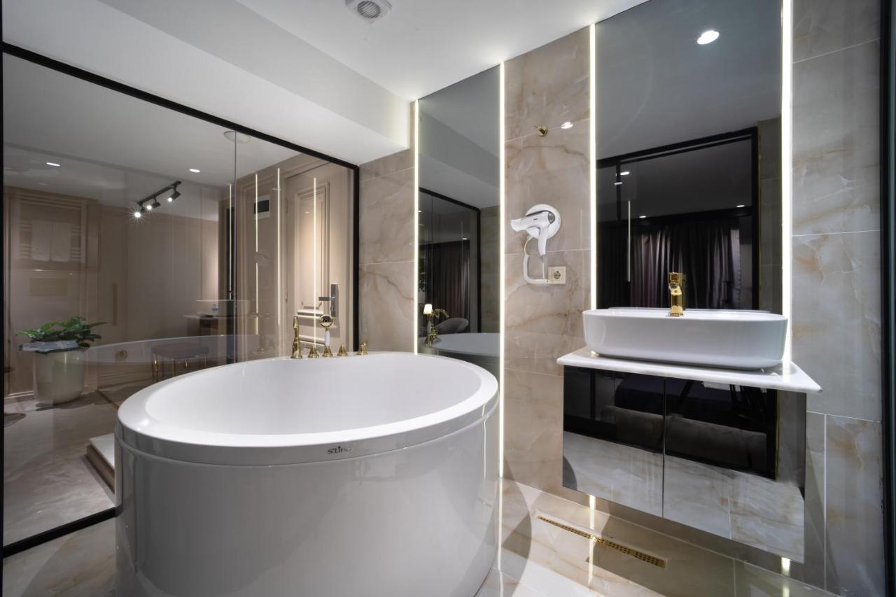 Executive Junior Suite Bathtub & Fireplace