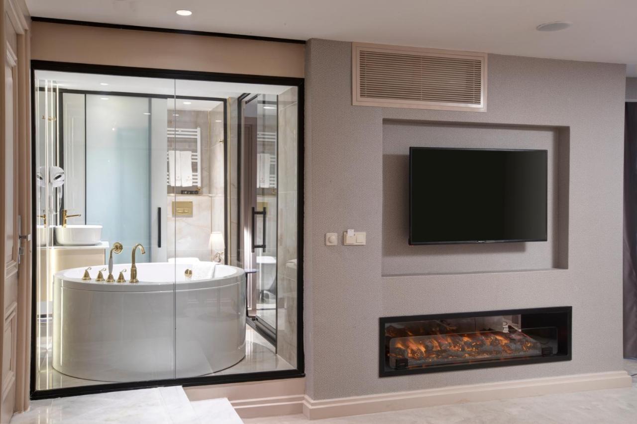 Executive Junior Suite Bathtub & Fireplace