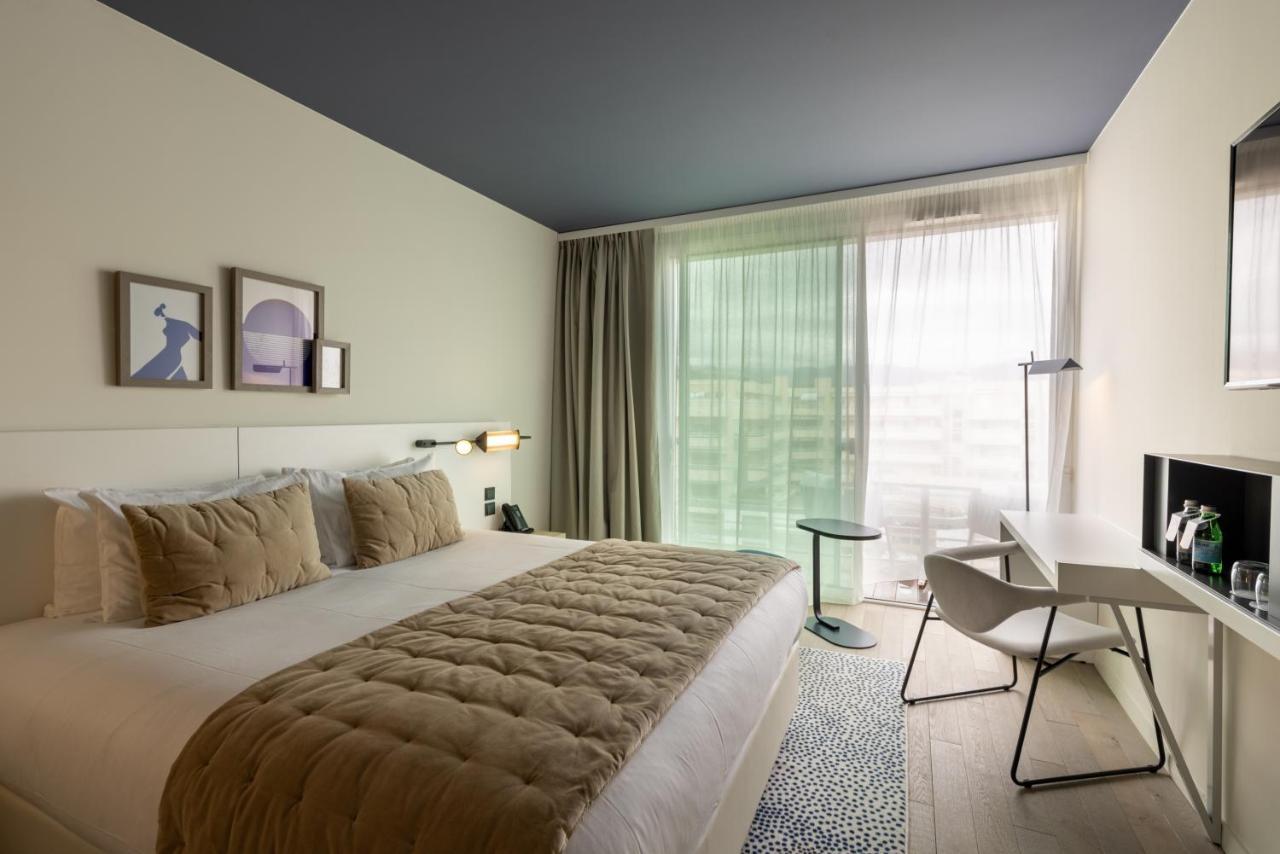 Standard King Room with Mountain and City View