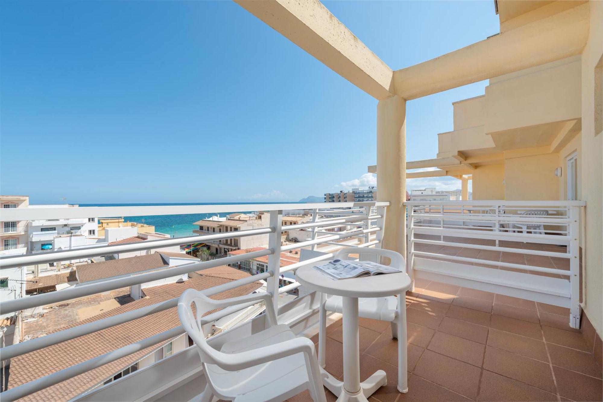 Deluxe tweepersoonskamer met balkon en uitzicht op zee