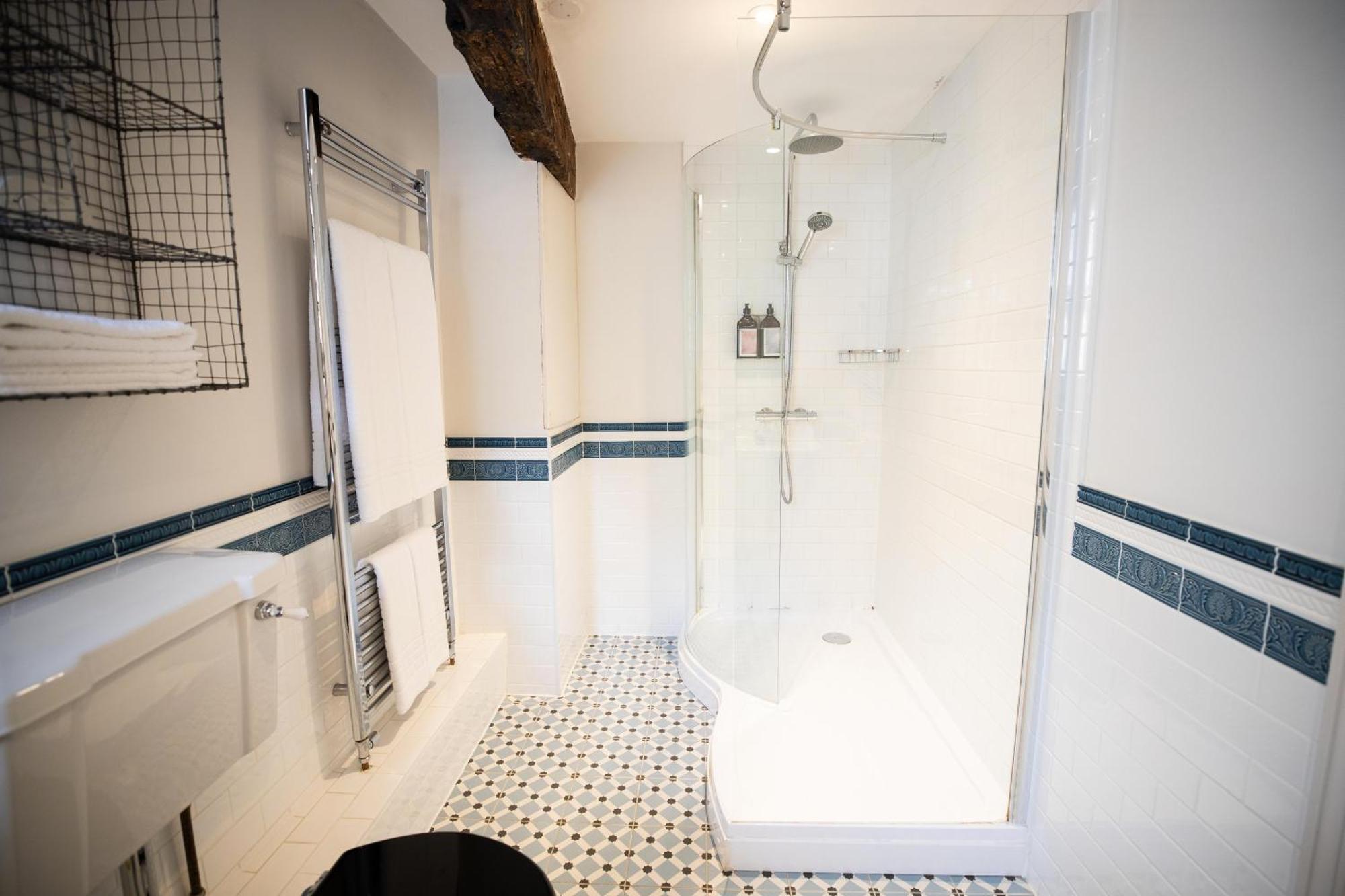 Deluxe Double Room Shower,1208758573:JPEG