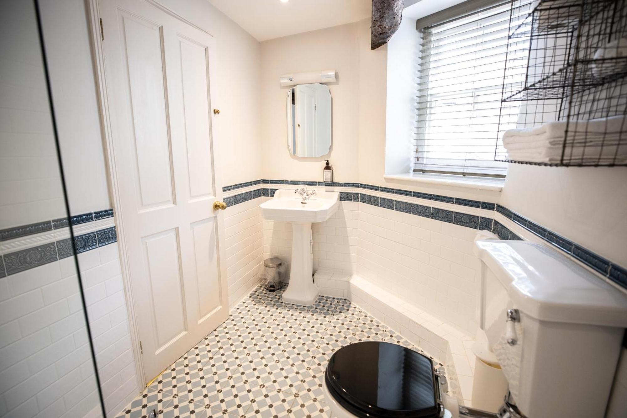 Deluxe Double Room Shower
