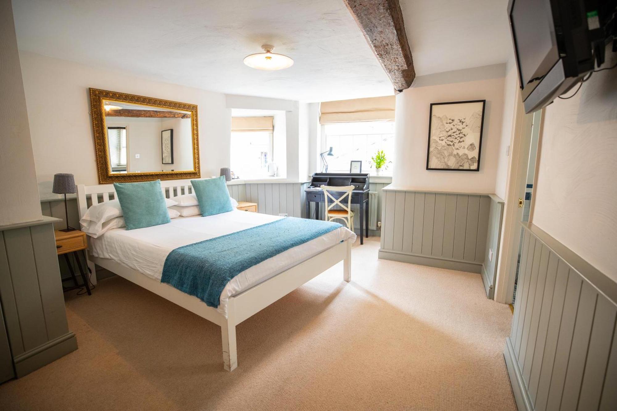 Deluxe Double Room Shower