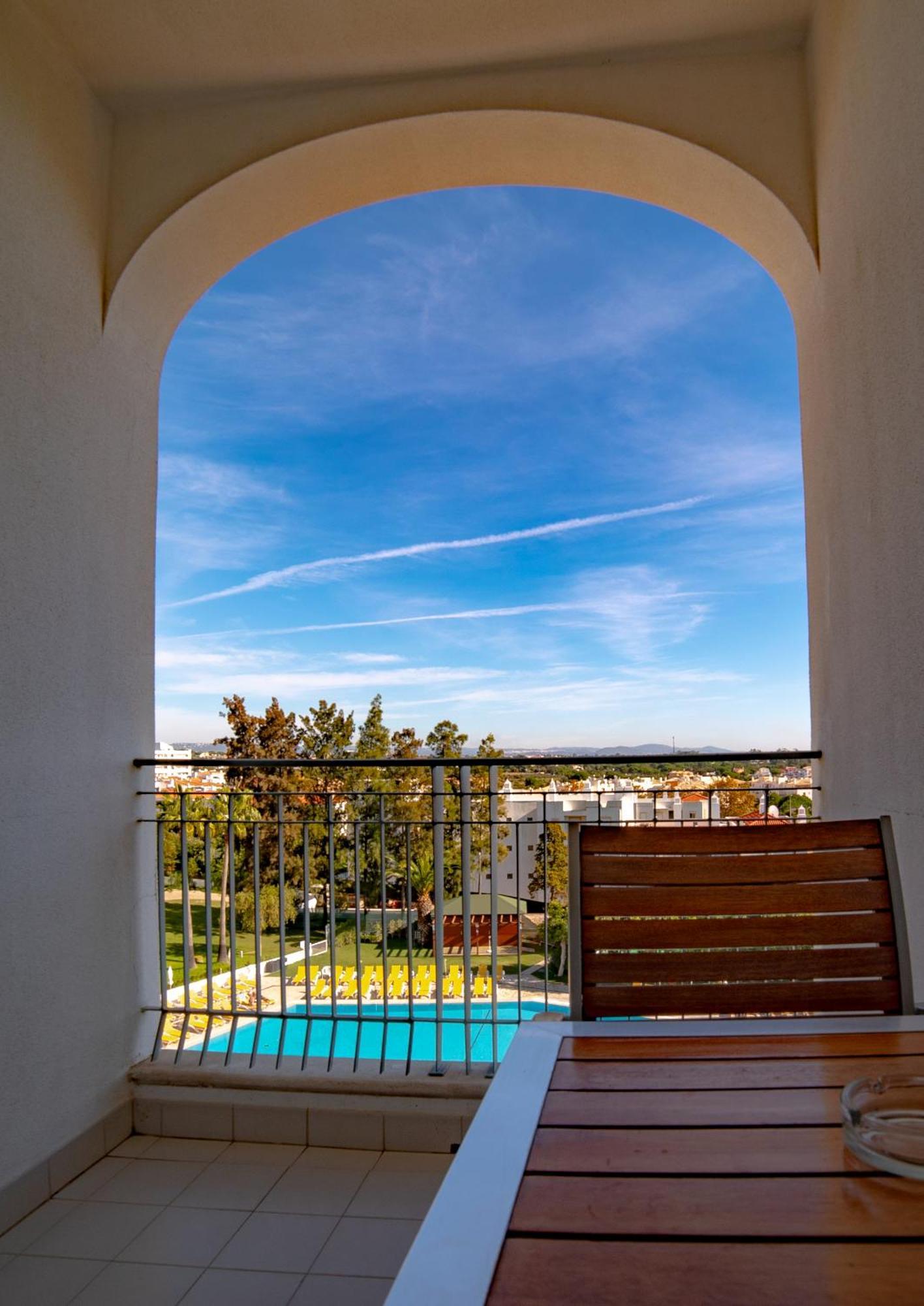 Estudio con vistas a la piscina