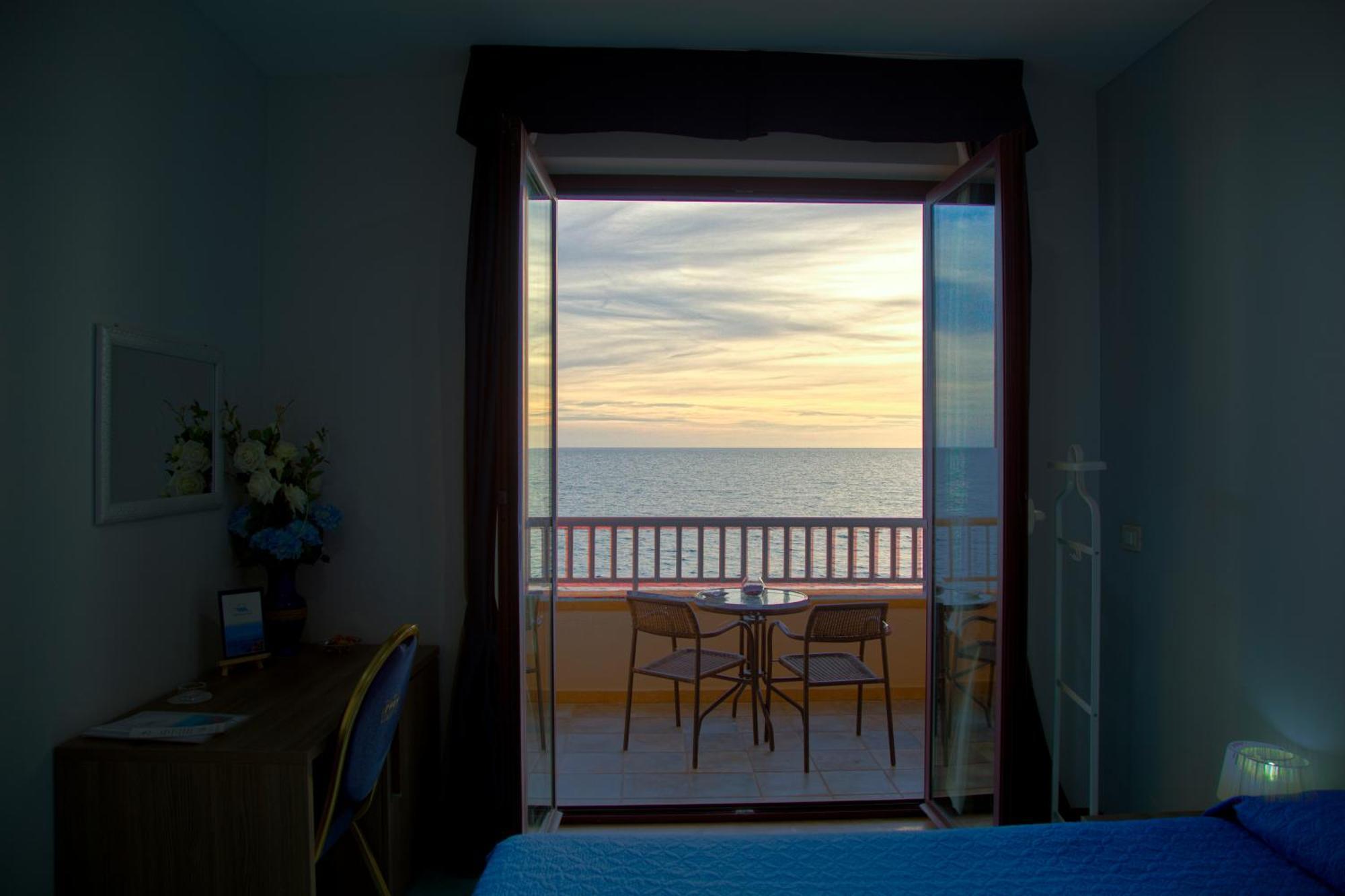 Double or Twin Room Sea View