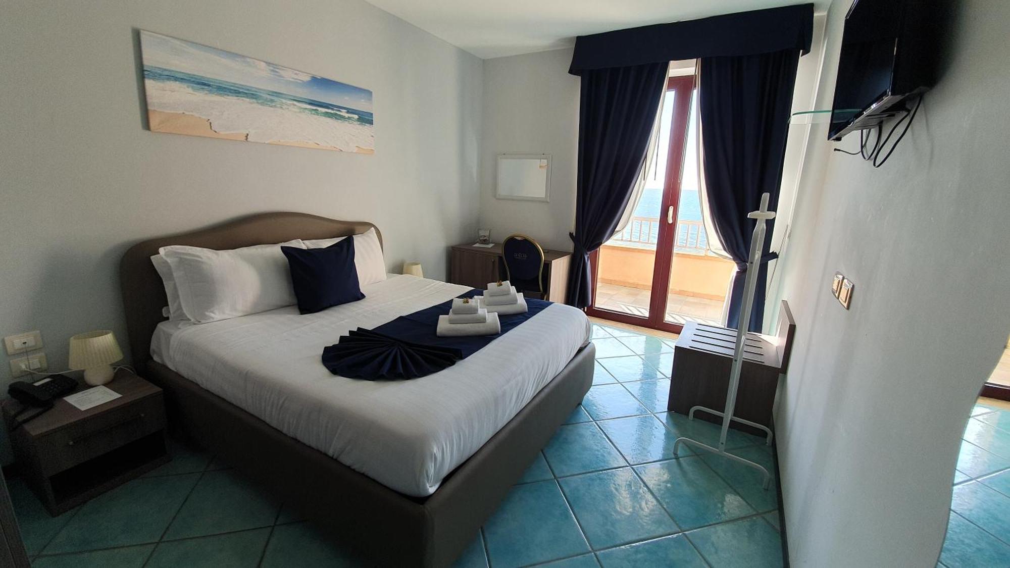 Double or Twin Room Sea View