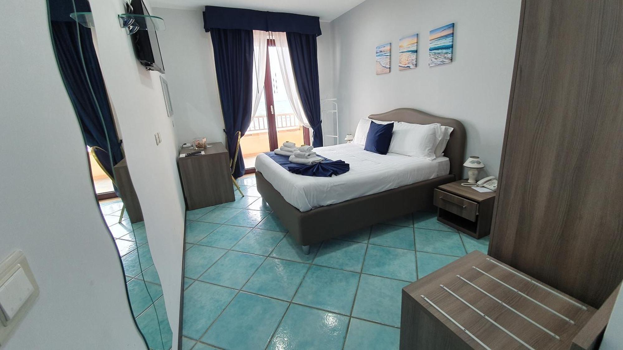Double or Twin Room Sea View