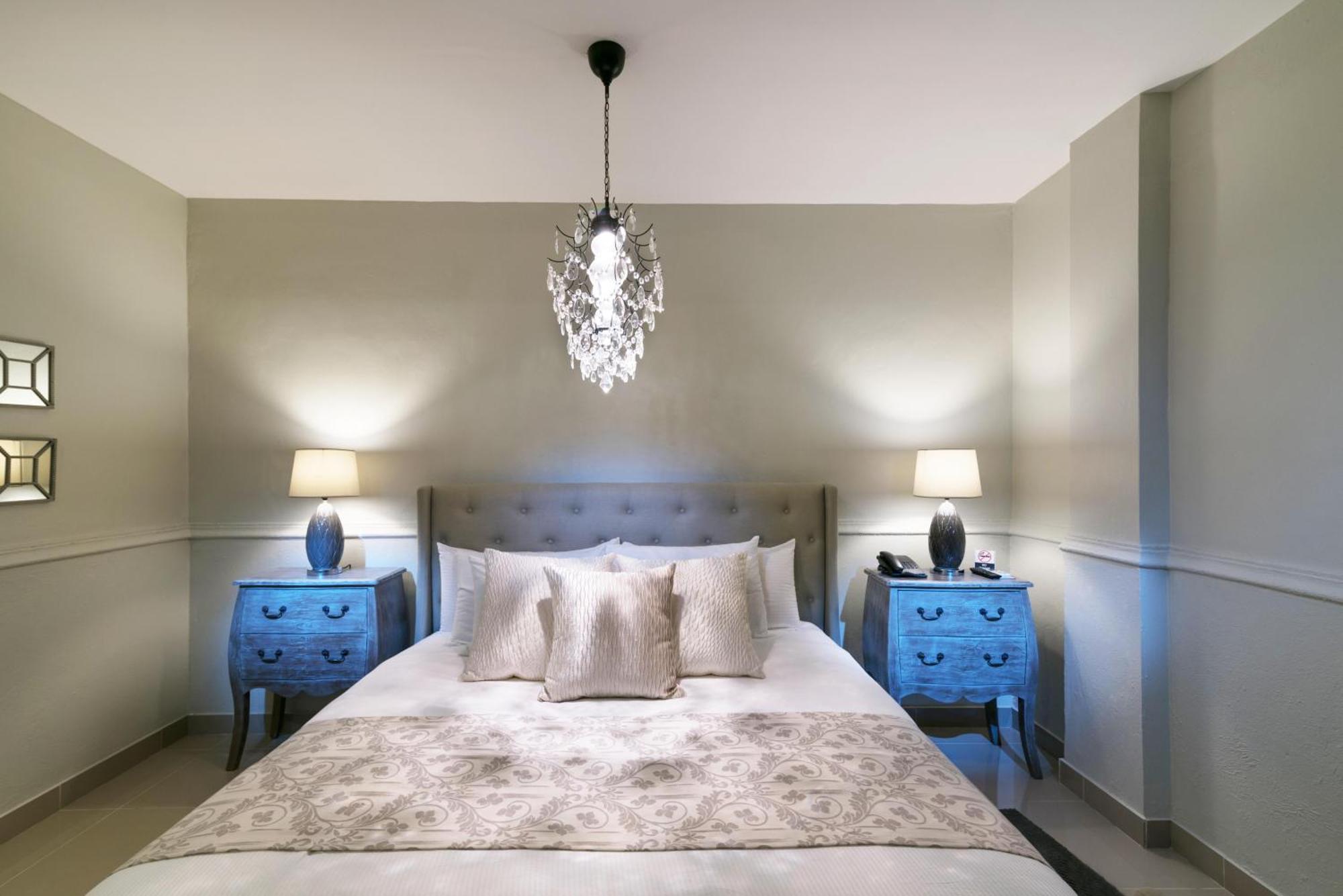 Zimmer mit Kingsize-Bett
